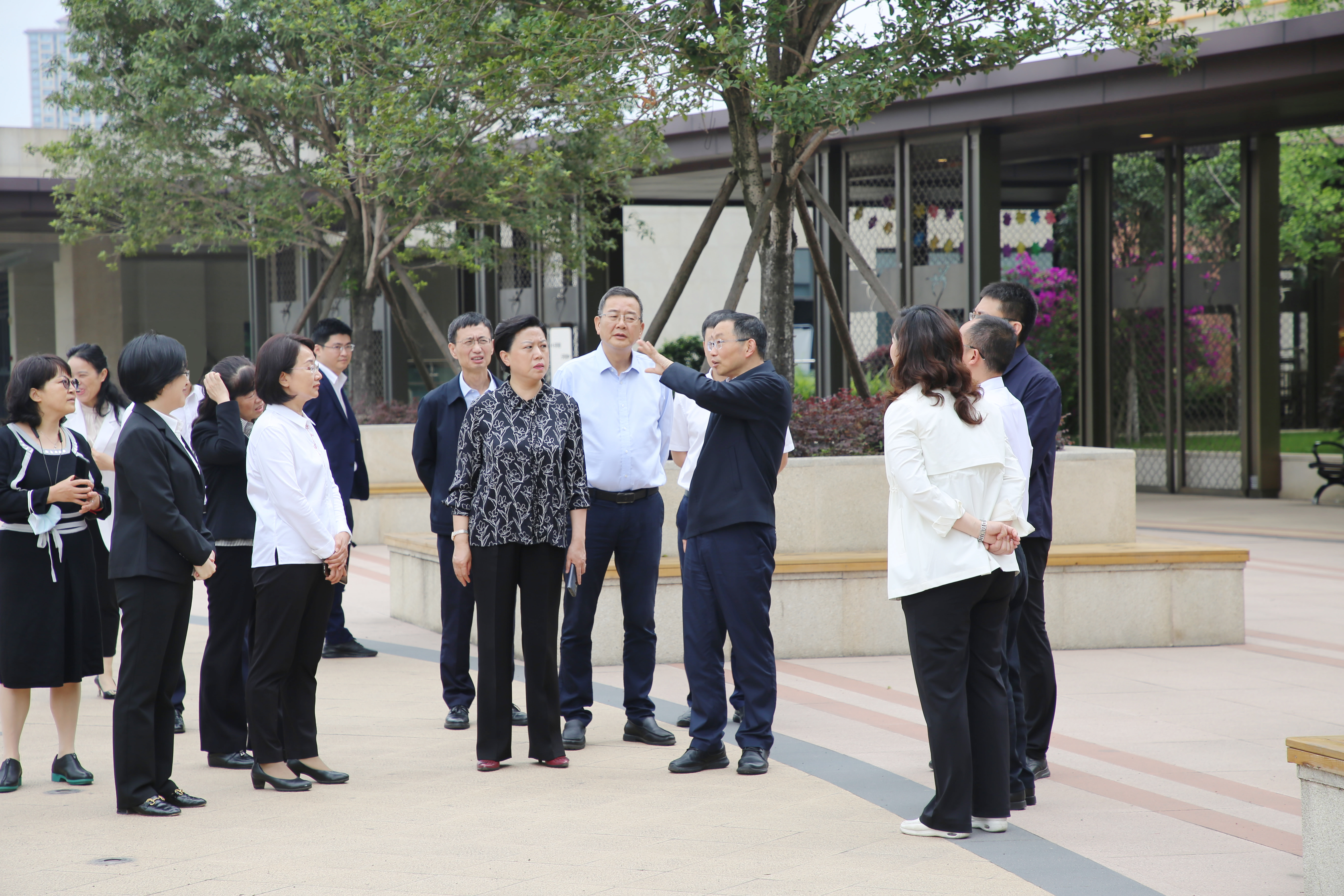 四川省人大常委會副主任何延政率隊前往西南醫(yī)投集團調研指導視察指導養(yǎng)老工作