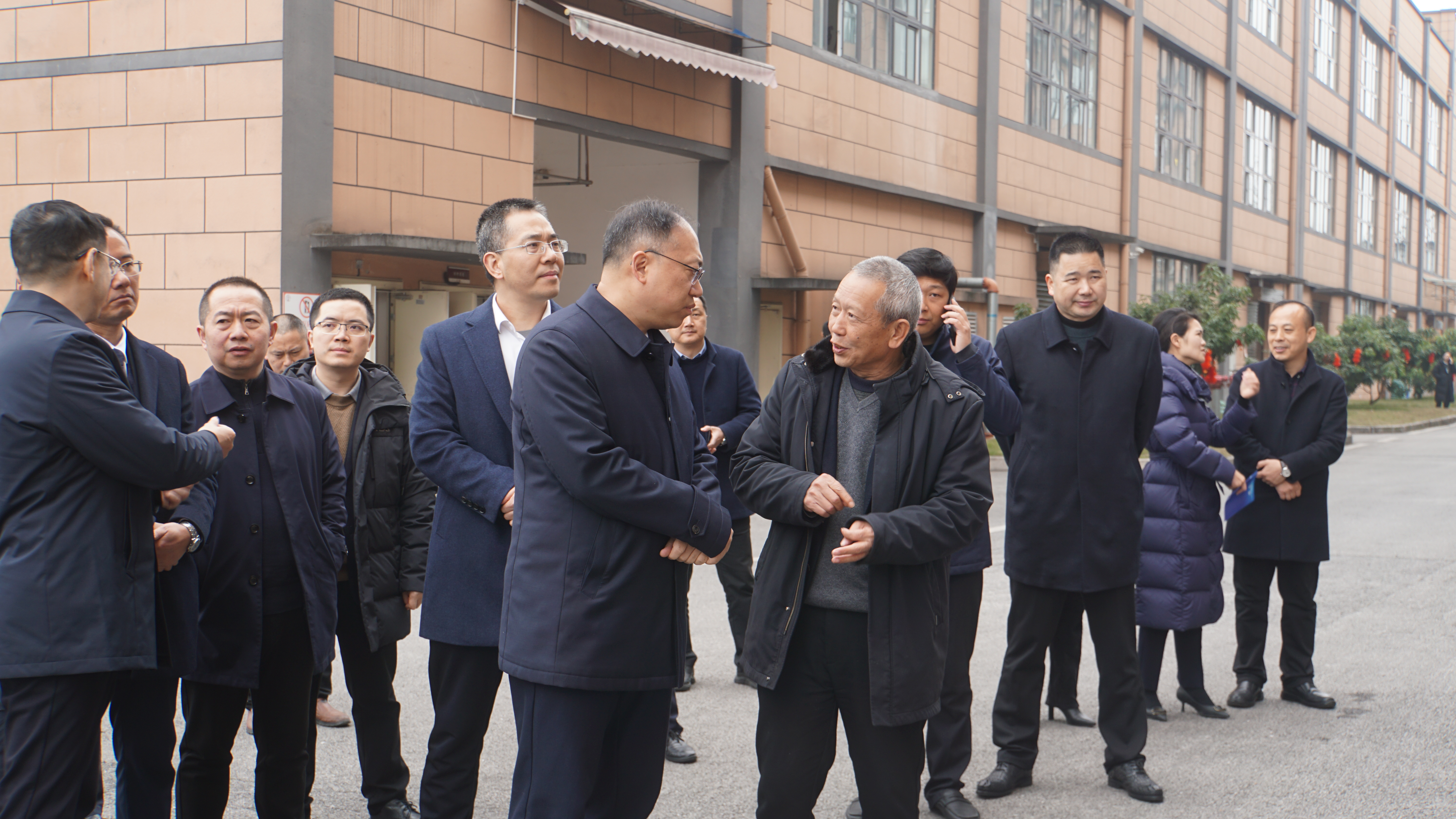 瀘州市市委常委、江陽區(qū)委書記郭宏川率30余家企事業(yè)單位調研天植中藥公司