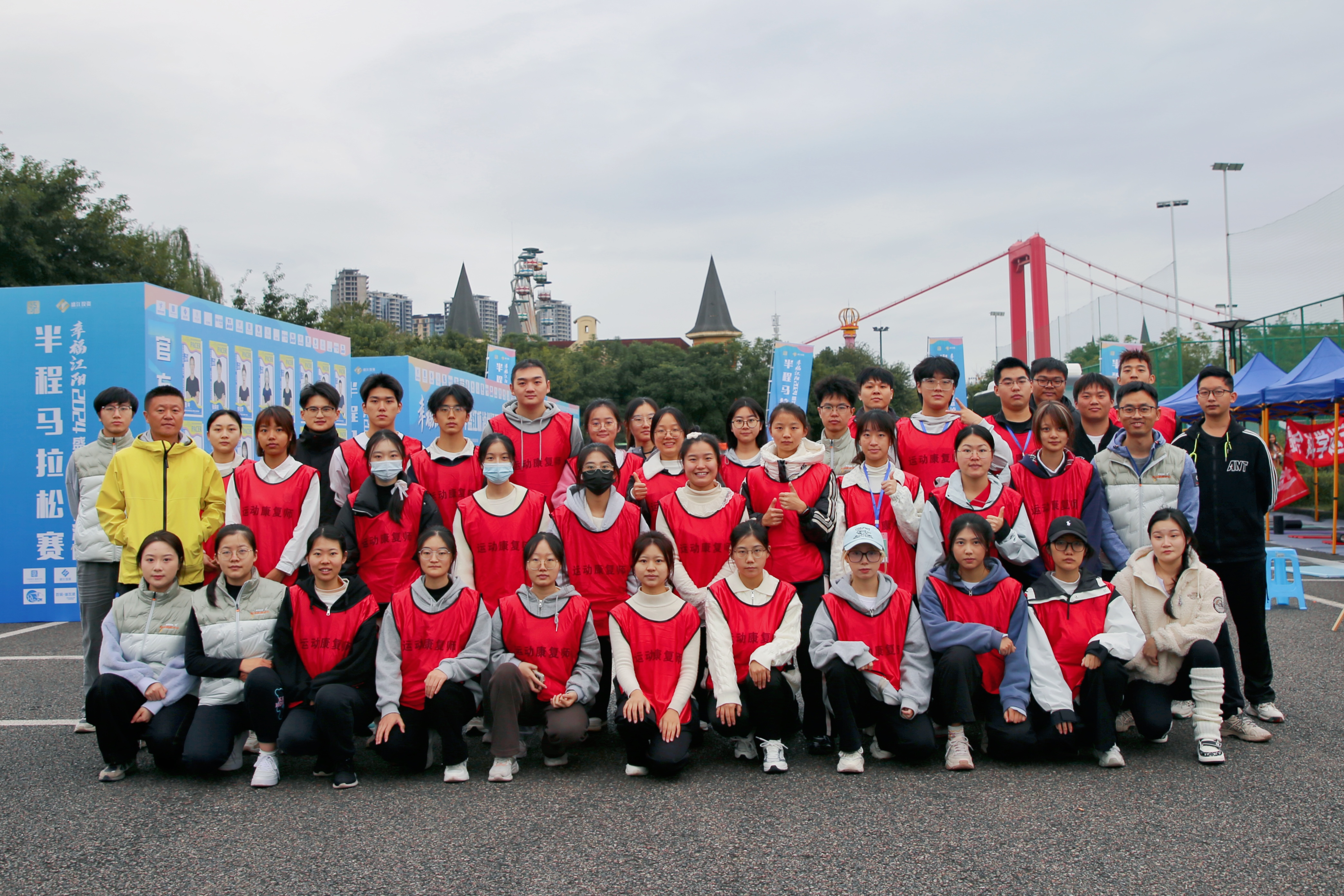 守護跑者健康，為運動添彩——西南醫(yī)投運動健康中心助力瀘州江陽半程馬拉松賽